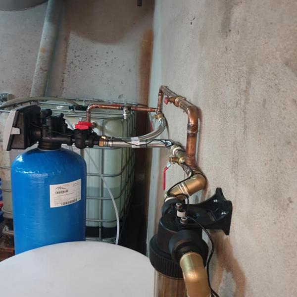 Instalación de descalcificador y tratamiento de agua para caldera de vapor. Distribuidores de Zecron