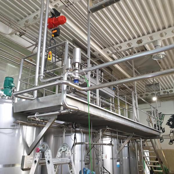 Trabajos en planta envasadora de leche.